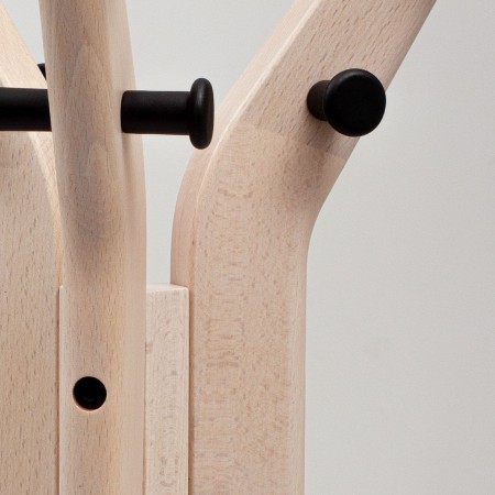 Portemanteau avec crochets en plastique recyclé noir et base design en hêtre clair pour bureau.