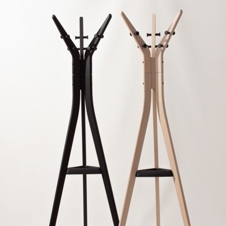 Porte-manteau design TRESPOLY dans un espace de coworking.