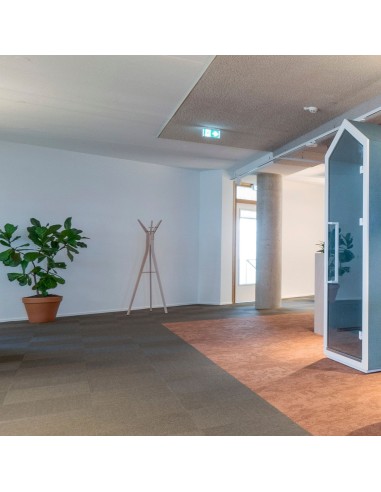 Porte-manteau TRESPOLY dans un hall d’accueil moderne à Genève.