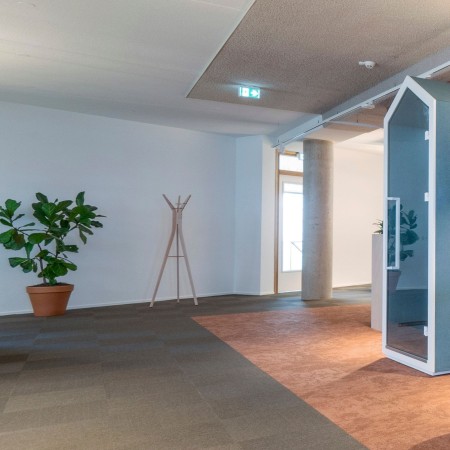 Porte-manteau TRESPOLY dans un hall d’accueil moderne à Genève.