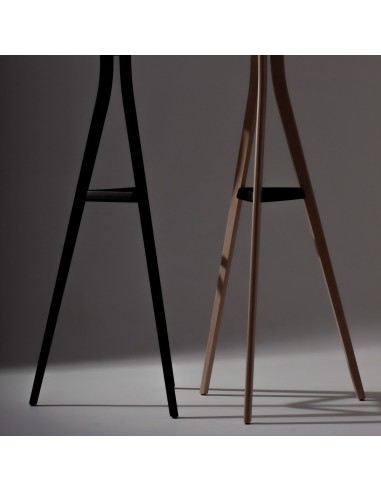 Structure élancée en bois massif teint ou clair du portemanteau TRES POLY design.