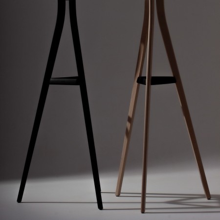 Structure élancée en bois massif teint ou clair du portemanteau TRES POLY design.