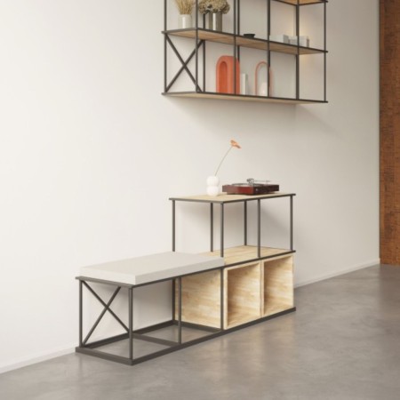 Meuble banc modulaire en acier et bois dans un bureau à Genève.