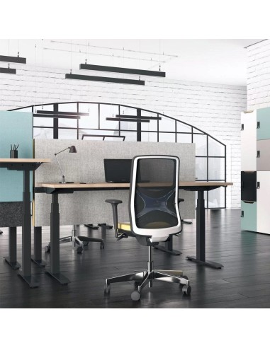 Bureau réglable en hauteur avec cloison grise et chaise ergonomique noire coworking à Genève.