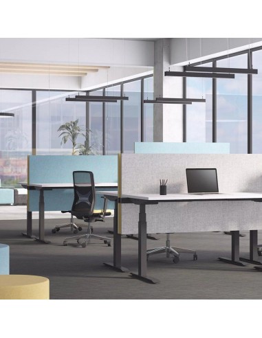 Open space moderne avec bureaux réglables et cloisons acoustiques pastel à Montreux.