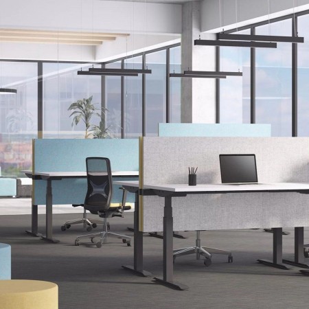 Open space moderne avec bureaux réglables et cloisons acoustiques pastel à Montreux.