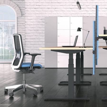 Poste de travail assis-debout avec chaise ergonomique et cloison bleue en espace de travail professionnel.