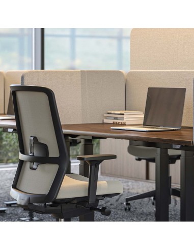 Bureau Q-ACTIVE avec cloison beige et chaise ergonomique SURF assortie à Lausanne.