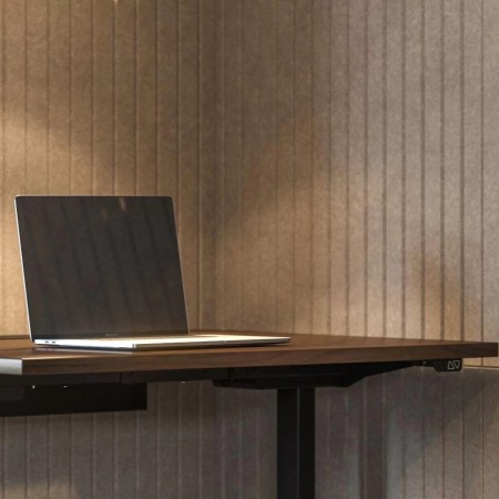 Bureau Q-ACTIVE avec plateau bois foncé et commande digitale intégrée.