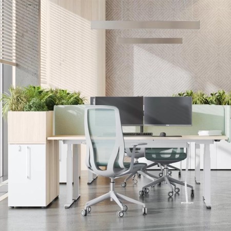 Bureaux Q-ACTIVE avec cloisons vertes, chaises D-CHAIR et rangements BOXI à Monthey.