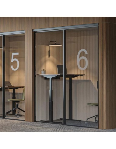 Cabines vitrées avec bureaux assis-debout Q-ACTIVE et chaises SURF vertes.