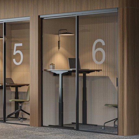 Cabines vitrées avec bureaux assis-debout Q-ACTIVE et chaises SURF vertes.