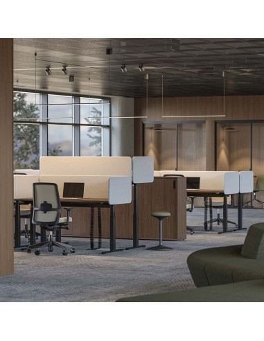 Espace coworking avec bureaux Q-ACTIVE, cloisons beiges et chaises SURF à la Chaux-de-Fonds.