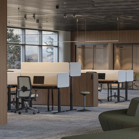 Espace coworking avec bureaux Q-ACTIVE, cloisons beiges et chaises SURF à la Chaux-de-Fonds.