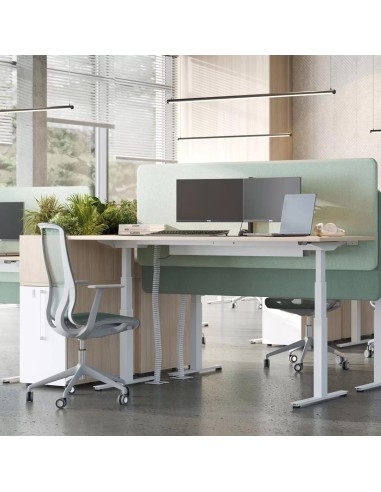 Poste de travail Q-ACTIVE avec cloison verte, double écran et chaise D-CHAIR design minimaliste.