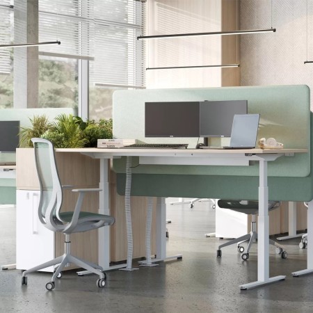 Poste de travail Q-ACTIVE avec cloison verte, double écran et chaise D-CHAIR design minimaliste.
