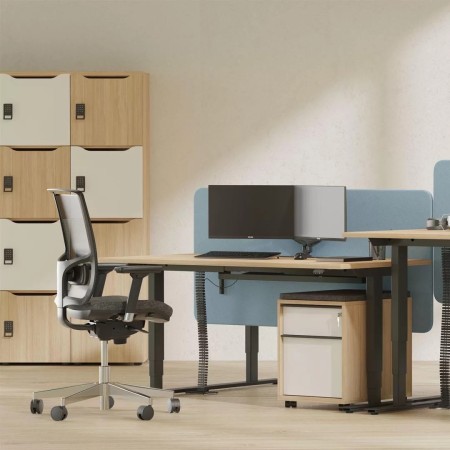 Bureau EASY avec cloison bleue, chaise DIVA et casiers CHOICE à code