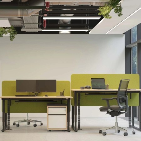 Bureaux EASY avec cloisons vertes, chaises DIVA et caissons de rangement à Martigny.