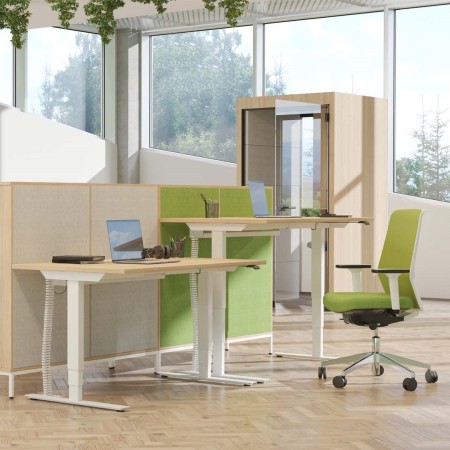 Bureau assis-debout électrique EASY avec plateau bois et écran acoustique bleu. 2