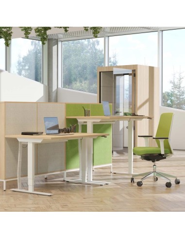 Bureaux EASY réglables avec chaise SURF verte et cloisons CHOICE en open space à Sierre.