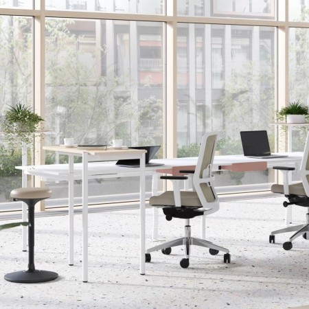 Bureau ZEDO compact dans un espace de travail moderne à Lausanne.