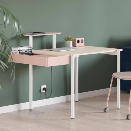 Poste ZEDO avec accessoires et gestion des câbles dans un bureau à Zurich.