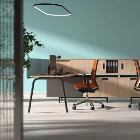 Bureau moderne avec cloison acoustique bleue et chaise ergonomique orange ROUND.