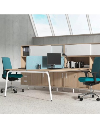 Bureaux partagés avec cloisons bleues, fauteuils ergonomiques turquoise et rangements bois ROUND à Lausanne.
