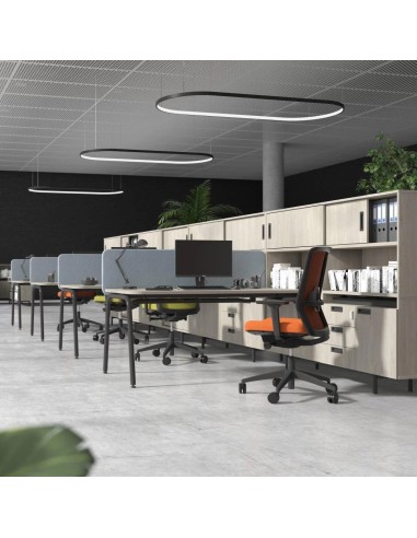 Bureaux partagés modernes avec chaises ergonomiques et cloisons acoustiques bleues ROUND à Yverdon.