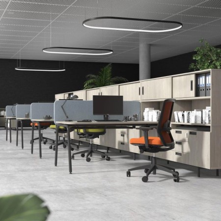 Bureaux partagés modernes avec chaises ergonomiques et cloisons acoustiques bleues ROUND à Yverdon.