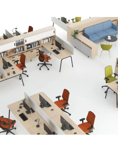 Open space avec bureaux partagés bois clair et fauteuils ergonomiques colorés round