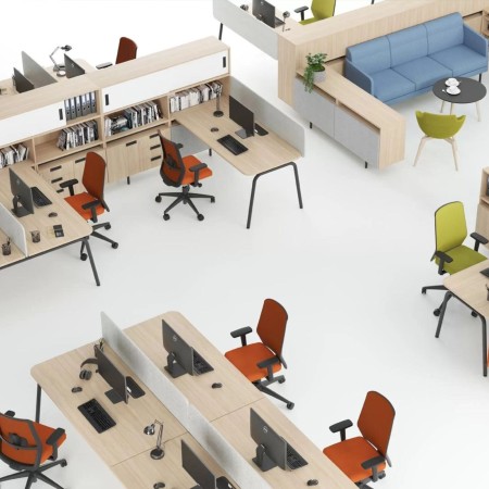 Open space avec bureaux partagés bois clair et fauteuils ergonomiques colorés round