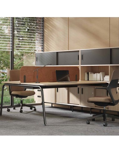 Poste de travail ROUND avec cloison acoustique marron et rangements bois ROUND à Sion.