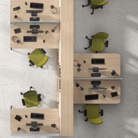 Vue du dessus d’un espace de travail partagé avec bureaux modulaires et chaises vertes ergonomiques ROUND.