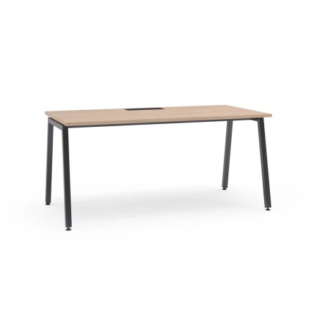 Bureau individuel en bois clair avec piètement métallique noir et passe-câbles intégré Nova A.