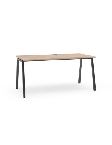 Bureau individuel en bois clair avec piètement métallique noir et passe-câbles intégré Nova A.