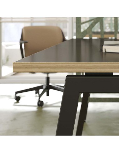 Bureau noir avec chant bois et pied en métal angulaire design Nova A.