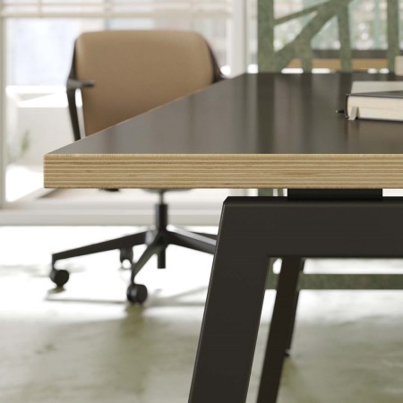 Bureau noir avec chant bois et pied en métal angulaire design Nova A.