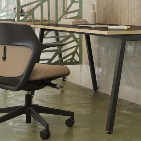 Bureau noir NOVA avec chant bois et fauteuil ergonomique OFY à Neuchâtel.