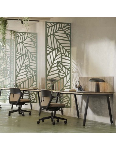 Bureaux NOVA noirs avec cloisons acoustiques et fauteuils OFY dans un bureau à Zürich.