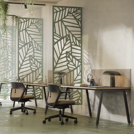 Bureaux NOVA noirs avec cloisons acoustiques et fauteuils OFY dans un bureau à Zürich.