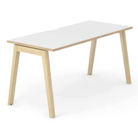 Bureau blanc avec découpe ergonomique et pieds en bois clair inclinés Nova Wood