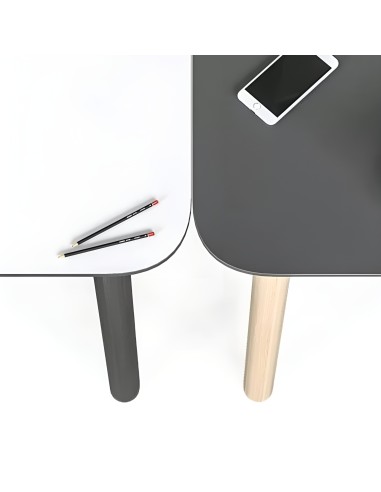 Coins arrondis de la table bureau en HPL Nova Wood avec pieds en bois.