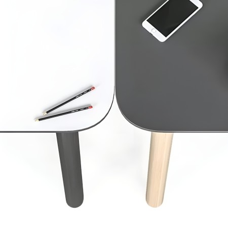 Coins arrondis de la table bureau en HPL Nova Wood avec pieds en bois.