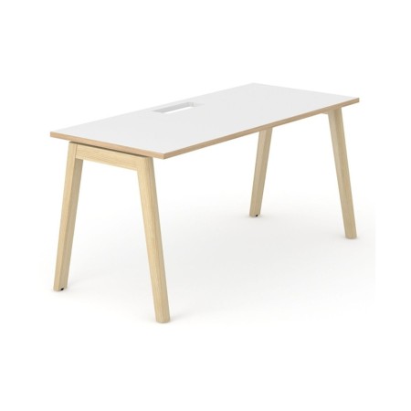 Bureau droit NOVA Wood blanc avec pieds en frêne naturel.