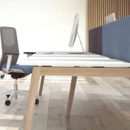 Bureau droit NOVA Wood blanc avec pieds en frêne naturel. 2