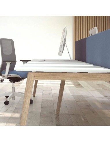 Bureau open space avec cloison bleue, plateau blanc et piètement bois incliné à Saillon.