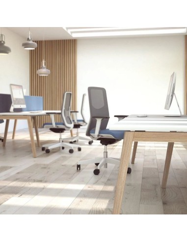 Bureau bench NOVA Wood dans un open space d’entreprise à Genève.