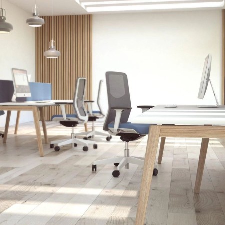 Bureau bench NOVA Wood dans un open space d’entreprise à Genève.