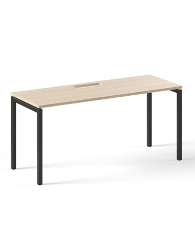 Bureau bois clair avec pieds en métal noir et découpe rectangulaire passe-câble à gauche Nova U.